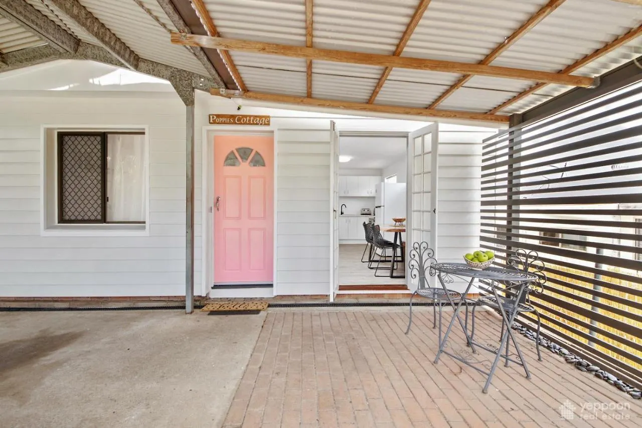 Poppies Cottage - Cooee Bay Beachside Retreat Yeppoon Holiday home